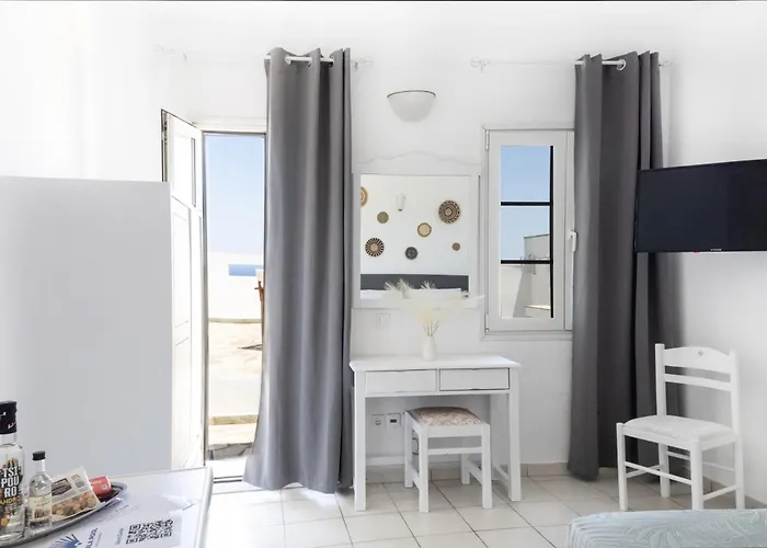 Perla Pool Andros Otel Ménites